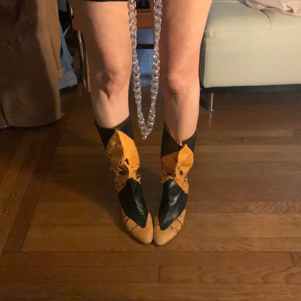 🔥🖤 80’s leather cut out boots. Size 8🖤🔥